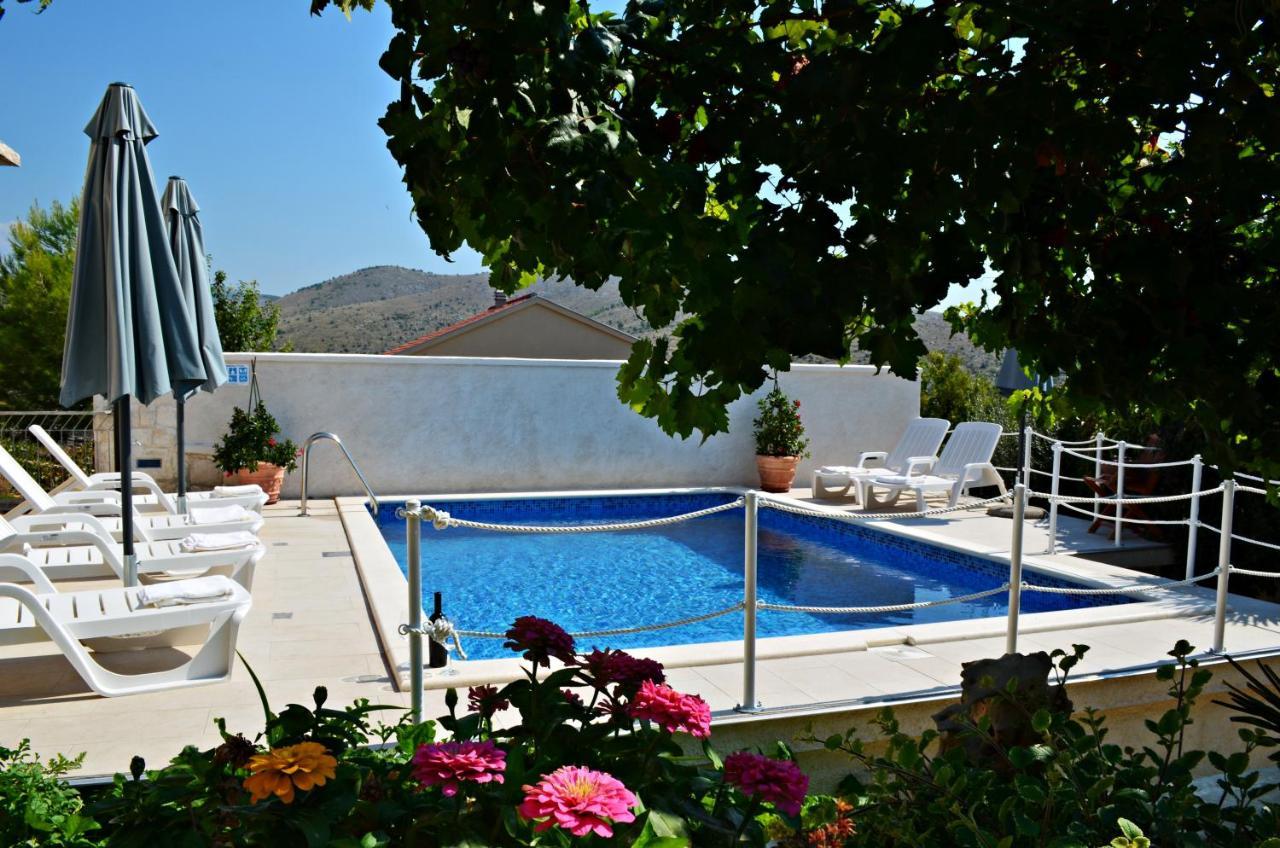 Apartments Villa Ra Zaboric Bagian luar foto