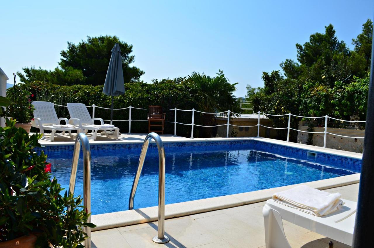 Apartments Villa Ra Zaboric Bagian luar foto